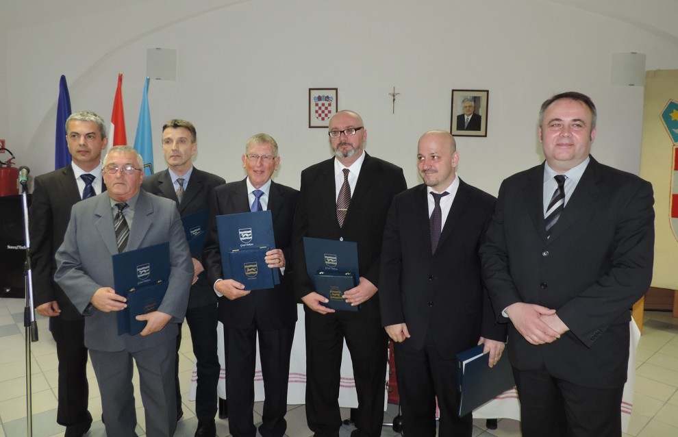 Dobitnici javnih priznanja Grada Pakraca za 2013. godinu na svečanoj sjednici 2014. godine (iz arhive Compasa)