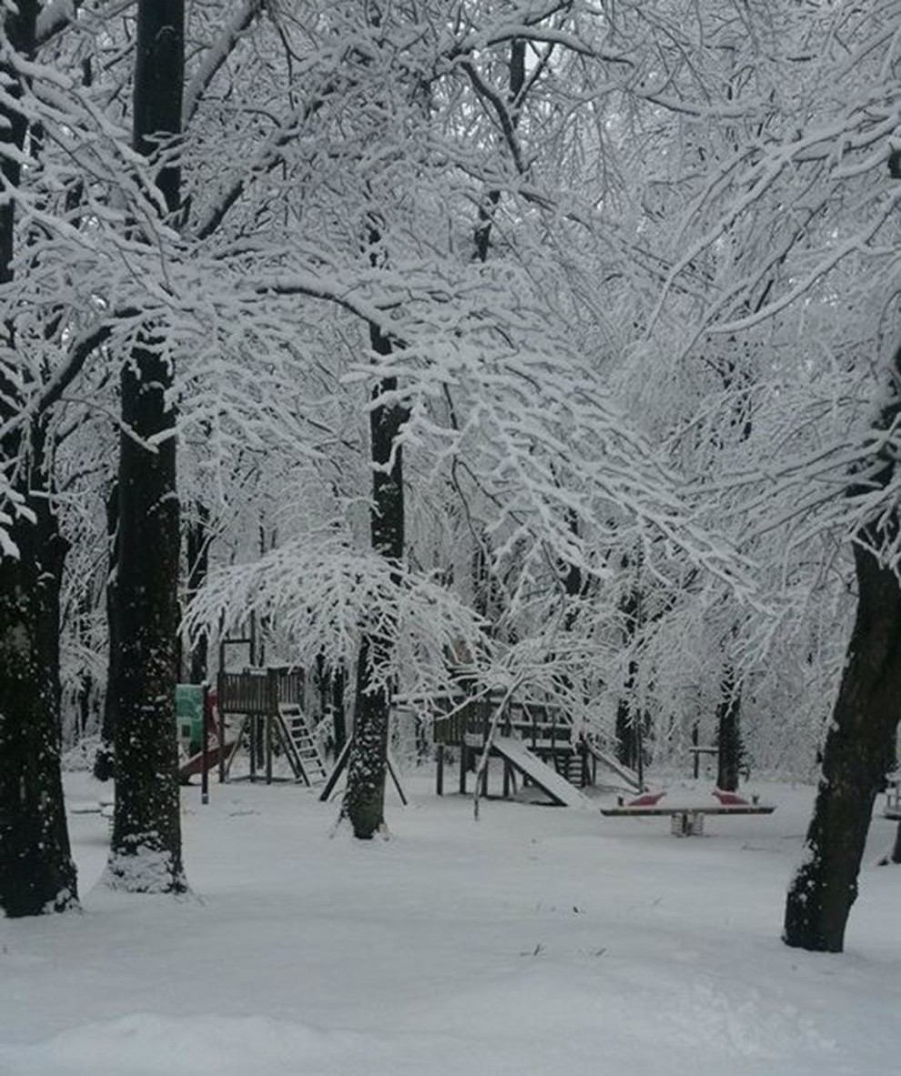 Dječje igralište ispred planinarskog doma na Omanovcu u 12 sati 15.1.2016. (snimio Dean Nagy)