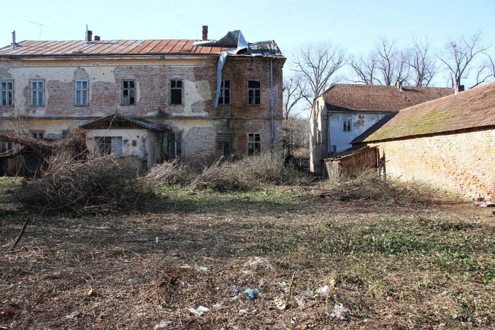 čišćenje zapuštene parcele iza Vile Mire