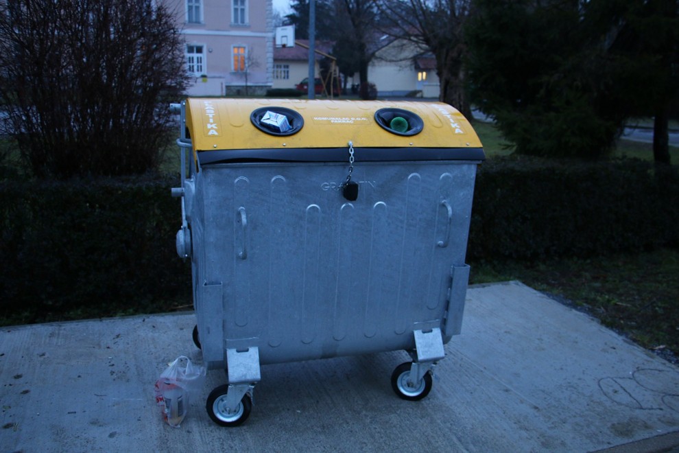 puni spremnik u Ulici hrvatske mladeži u Lipiku