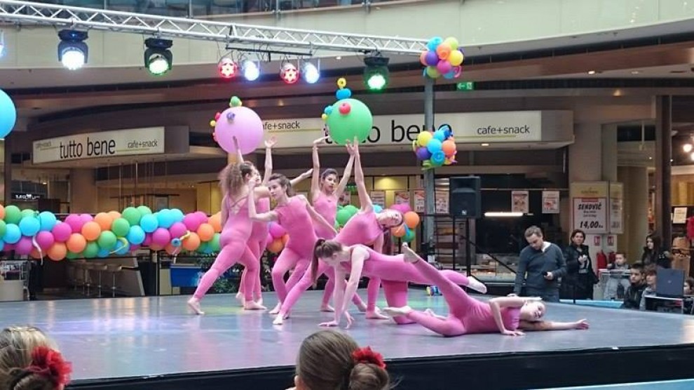 starija grupa, koreografija Circle, prvo mjesto