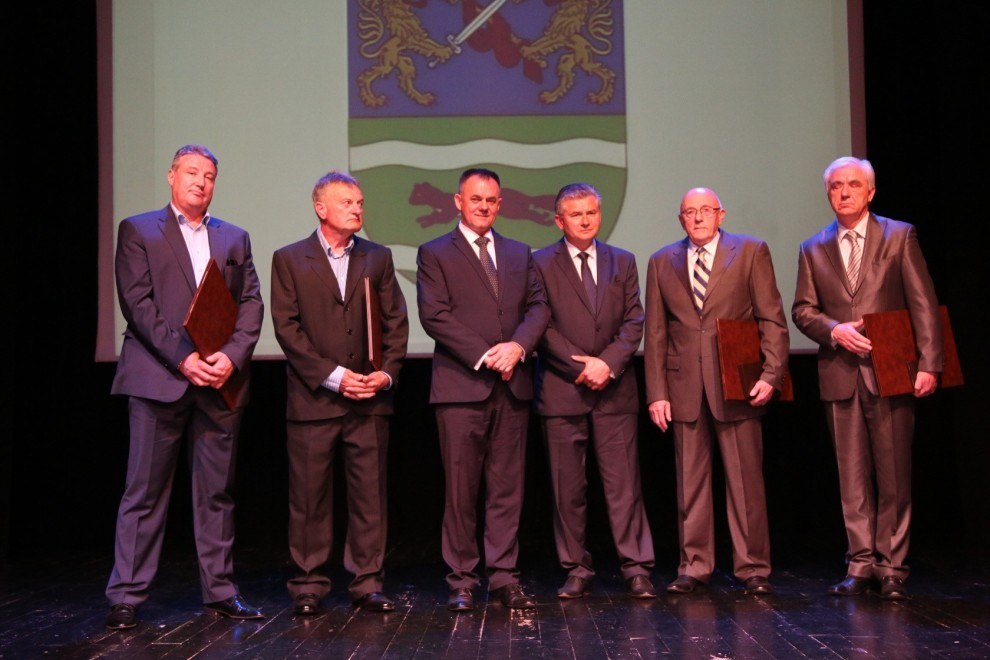 Dobitnici nagrada sa županom A. Tomaševićem i predsjednikom Županijske skupštine M. Aladrovićem