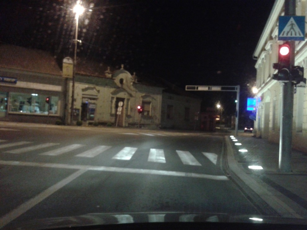 semafori na Trgu dr. Ivana Šretera u Pakracu, oko 20 sati uvečer