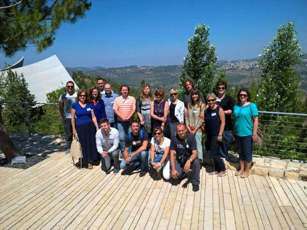 svi sudionicu seminara s veleposlanicom RH u Tel Avivu, Tinom Krce, i gospođom Chavom Baruc, domaćinom iz centra Yad Vashem