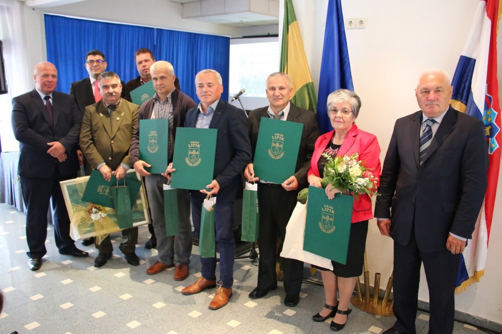 S lijeva; gradonačelnik Vinko Kasana, Zlatko Matijašević, Aleksandar Terer, Danijel Rajković, Krunoslav Klaić, Siniša Papaik, Luz Kuzhnini, Nedjeljka Bišćanin, predsjednik vijeća Ivan Molnar.