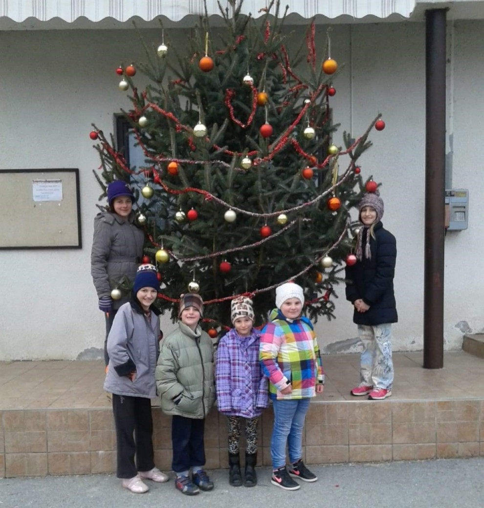 mali vatrogasci iz Brekinske ispred okićenog božićnog drvca