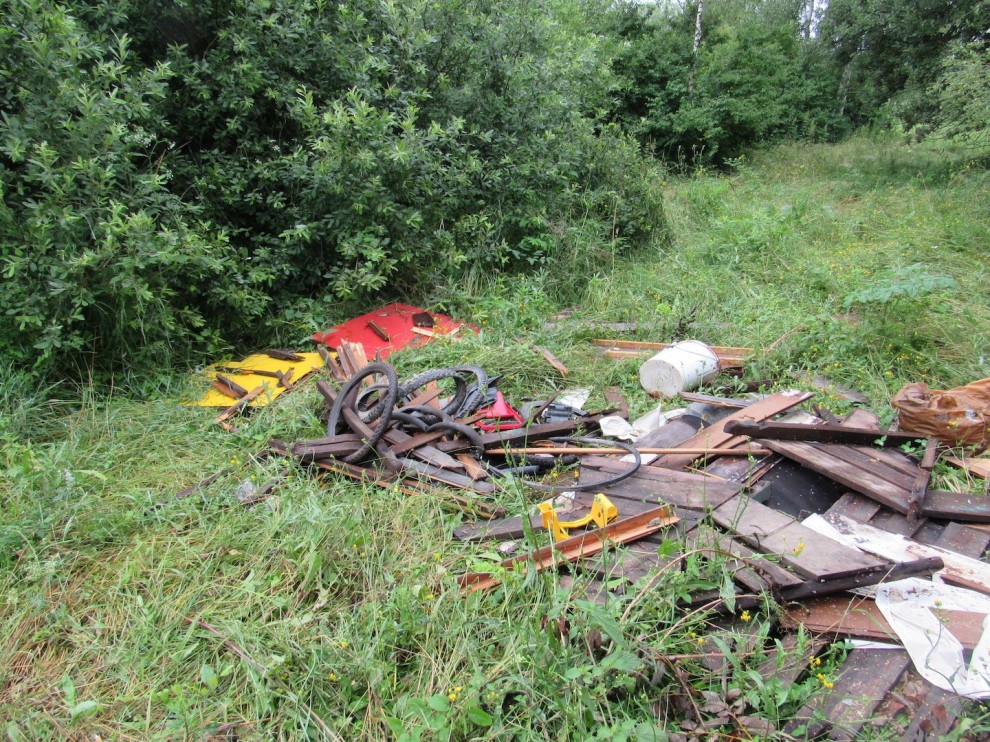 Foto: nepropisno odbačen otpad u blizini nogometnog igrališta