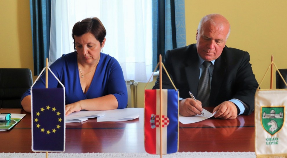 Direktorica tvrtke Poduzeće za ceste d.o.o. Marijana Radičević i gradonačelnik Lipika Vinko Kasana