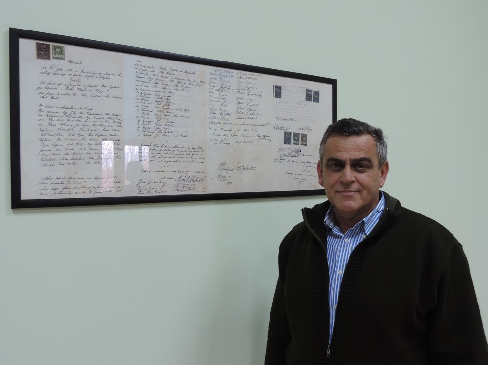 Antun Tonči Blazinić ispred pronađenog zapisnika osnivačke skupštine lovačkog društva u Čagliću