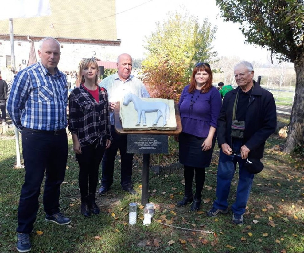 Lampion su zapalili članovi Udruge Lijepa Naša Požeško - slavonska grana i gradonačelnik Vinko Kasana sa zamjenikom Slobodanom Katunarom