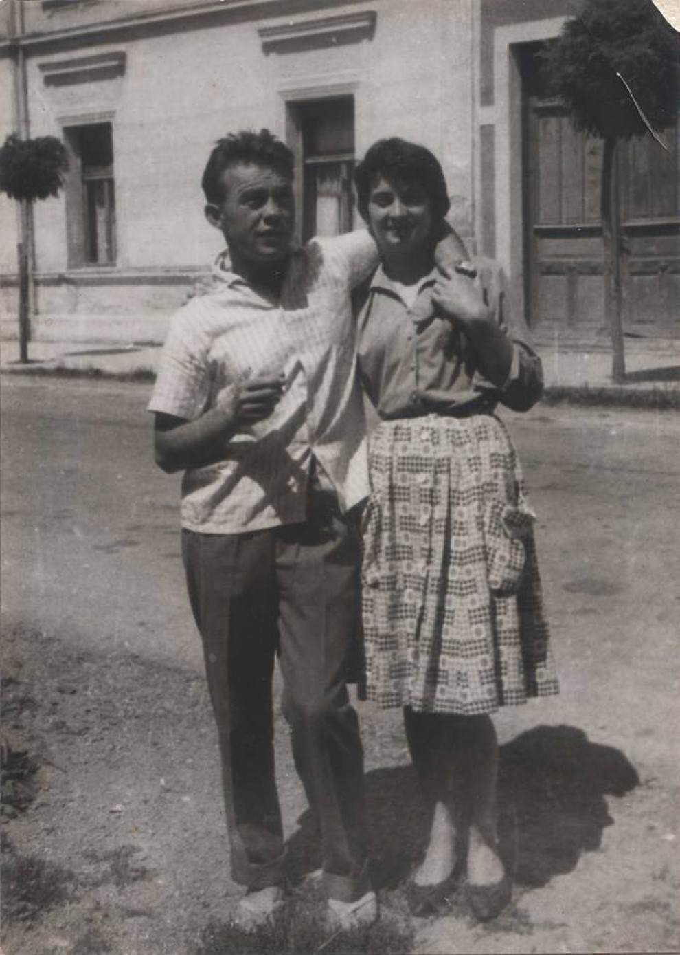 Stjepan Godić sa suprugom ispred Činovničkog doma u Lipiku.