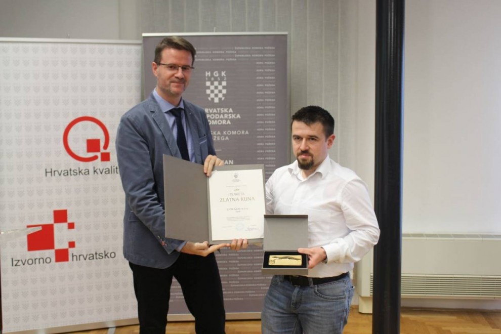 direktor Sektora za financijske institucije, poslovne informacije i ekonomske analize HGK Zvonimir Savić uručio Zlatnu kunu Saši Božiću, voditelju proizvodnje tvrtke Lipik Glas d.o.o.