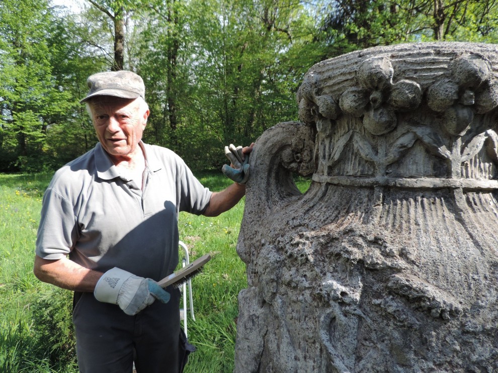 Drago Kuruc ispred vaze s prikazom rajskog vrta