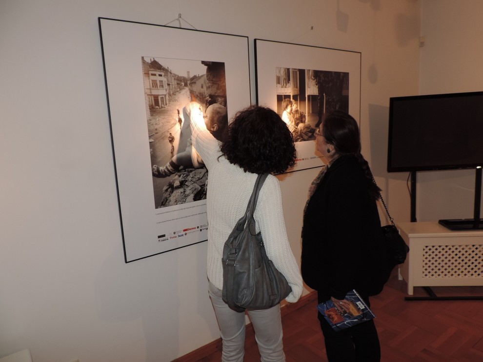 Fotografija, pogled s prozora s lutkom, zaokupila je pažnju Pakračana