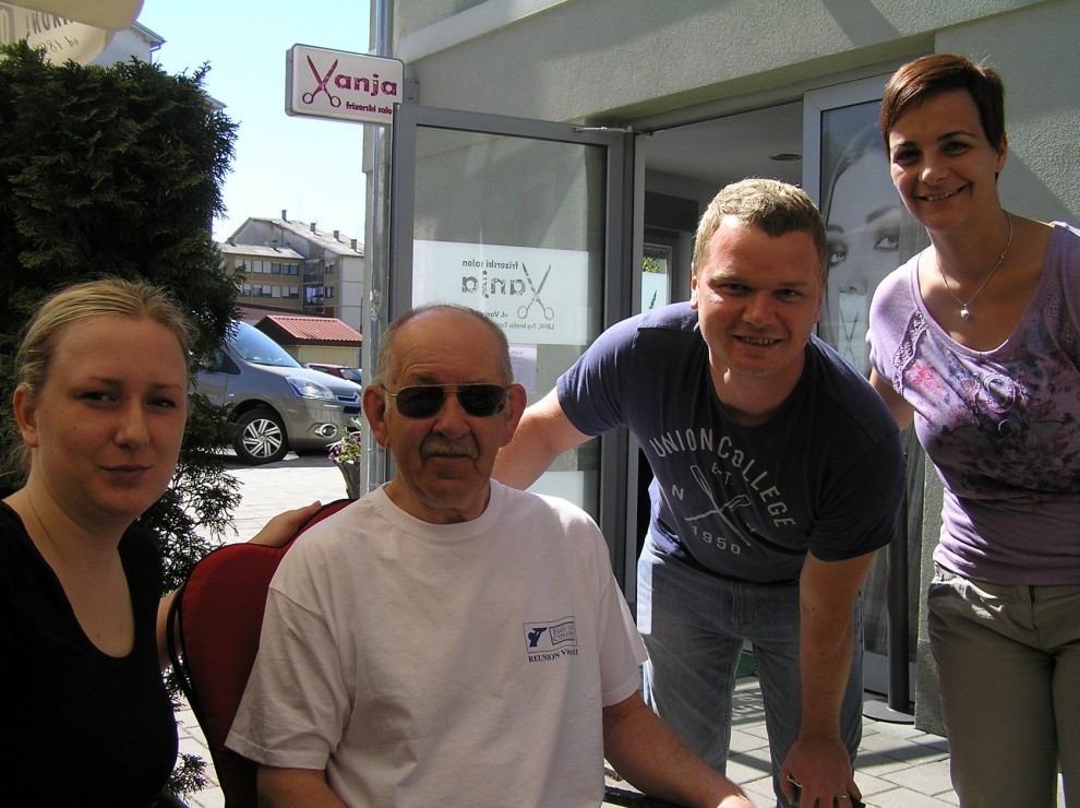 Robert Elder pri susretu s Antunom Žunčićem nakon više od 20 godina kada je stigao kamionom pred market u Vukovarskoj aveniji