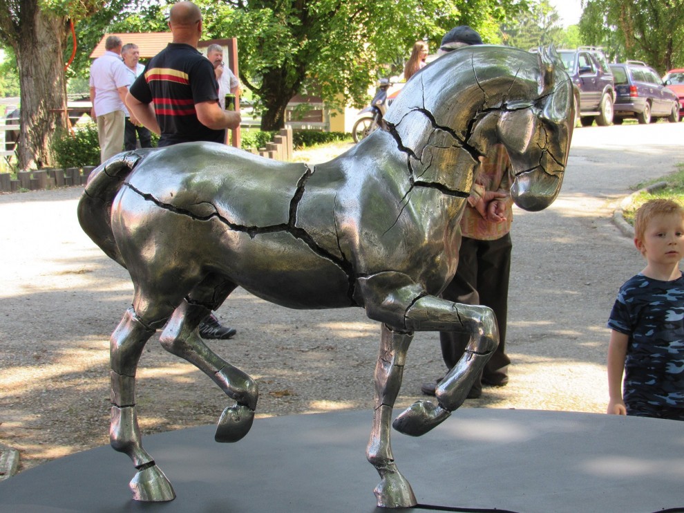 Umjetničko djelo Ranjeni konj akademskog kipara Hrvoja Dumančića