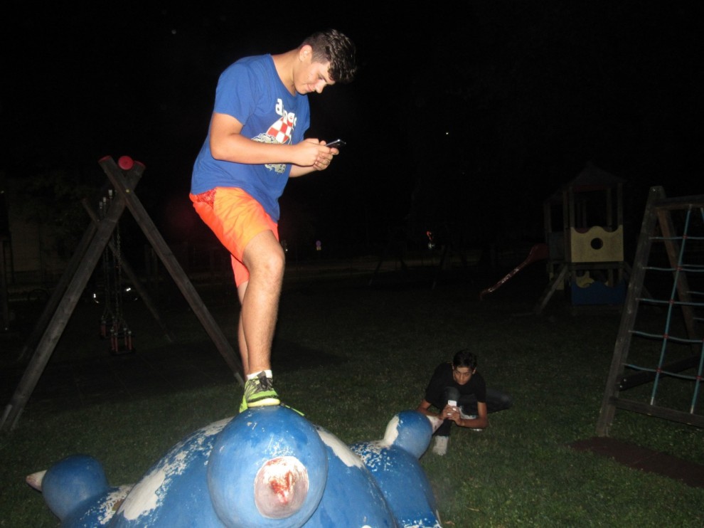 lovci na Pokemone na dječjem igralištu